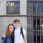 naši žáci před Českou národní bankou