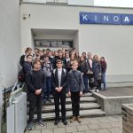 naši studenti před kinem Art