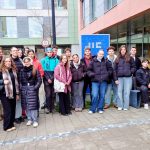 účastníci akce před budovu JIC