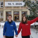 dva žáci před školou vítají uchazeče